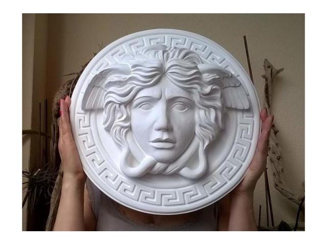 Dal mito la  Medusa scultura avente diametro di 38 cm